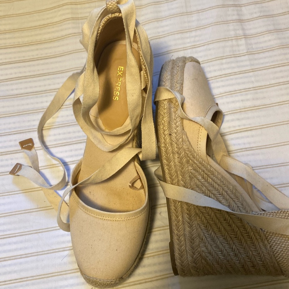 Like new. Excellent condition. Wedge size 10.
